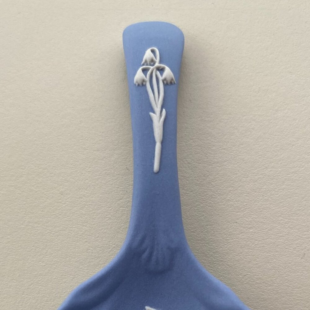Wedgwood Blue Jasperware Christening Spoon with White Motif - Cupid and Lilies - Picture 5 of 8